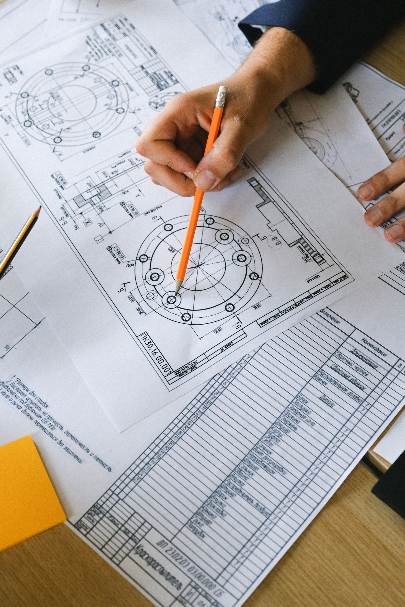 Contrôle d'un plan technique sur un établi